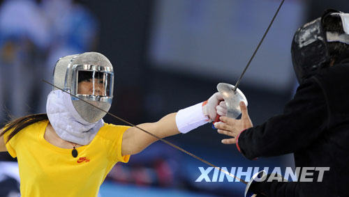 8月7日，中國女子佩劍選手譚雪（左）在擊劍館訓練場接受法籍教練克裏斯蒂安�鮑爾的指導。由譚雪領銜的中國女子佩劍隊將在個人和團體兩個項目上向奧運會金牌發起衝擊。 新華社記者楊磊攝