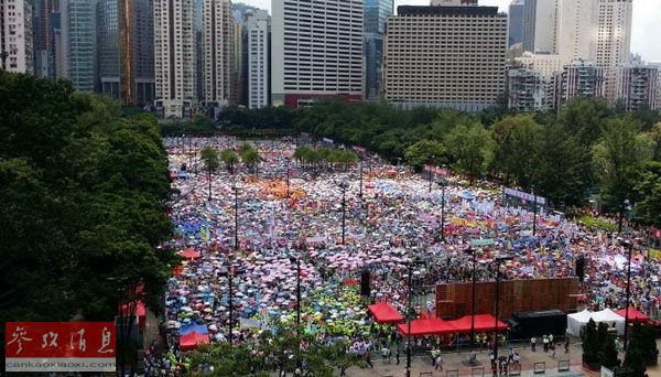 17日,“保普選、反佔中大聯盟”遊行隊伍在維多利亞公園集合。