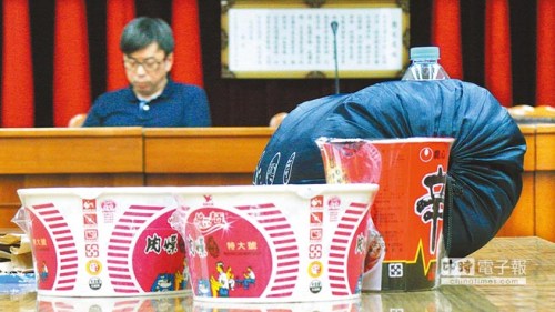 臺灣立法機構委員會重審服貿協議兩方劍拔弩張