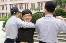 “反服貿”學生代表陳為廷嗆藍委被警察架走
