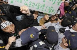 臺反服貿學生衝撞國民黨中央黨部 與警方衝突