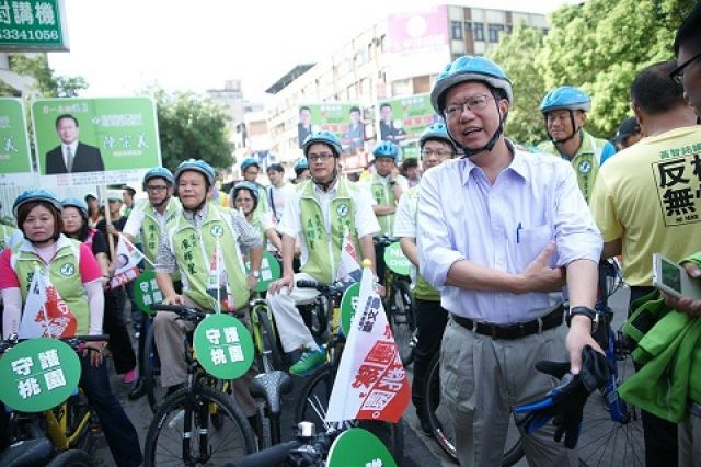 蔡英文陪鄭文燦騎單車登記參選桃園市長