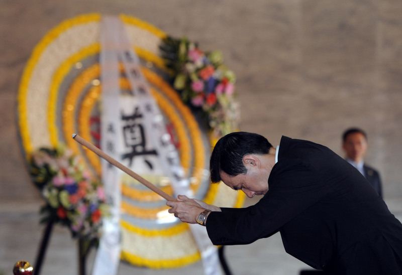 馬英九3日在臺北圓山忠烈祠主持中樞秋祭忠烈殉職人員，同時祭拜當年在緬甸戰區英勇犧牲的遠征軍英靈。