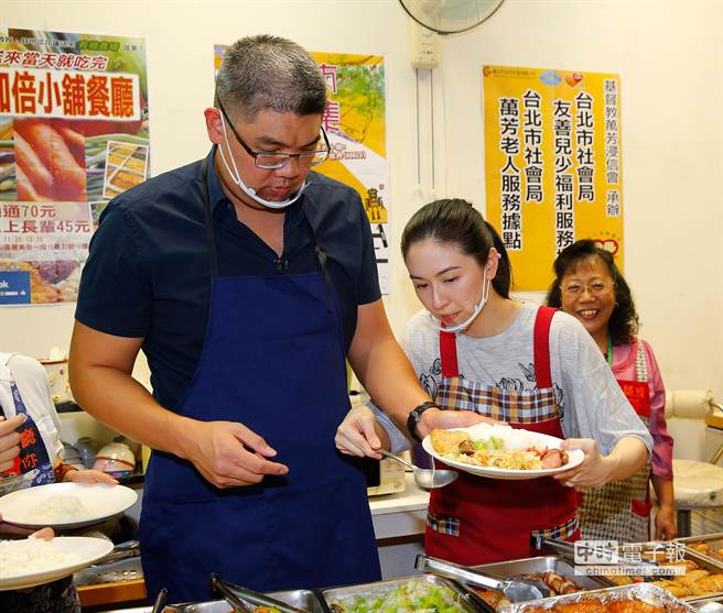 蔡依姍細心地將沒裝進餐盤的菜盛入盤中