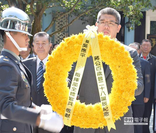 連勝文（中）29日到大溪慈湖謁陵，錯拿臺軍中將吳應平謁陵用花圈