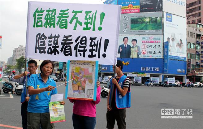 國民黨臺南市東區市議員候選人王家貞（左一），今天選在市長賴清德大型廣告廣告牌前，抨擊賴與財團勾結