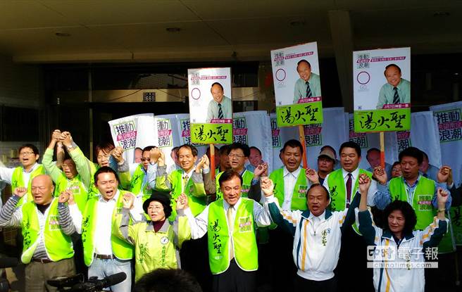 南投縣“立委”補選，在野整合成功，由湯火聖（右2）出馬參選。（圖片來源：臺灣中時電子報）