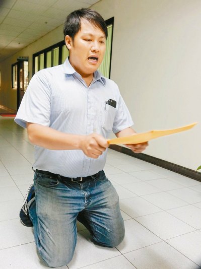 批陳菊“吃相難看” 謝係子弟兵助理下跪道歉(圖)