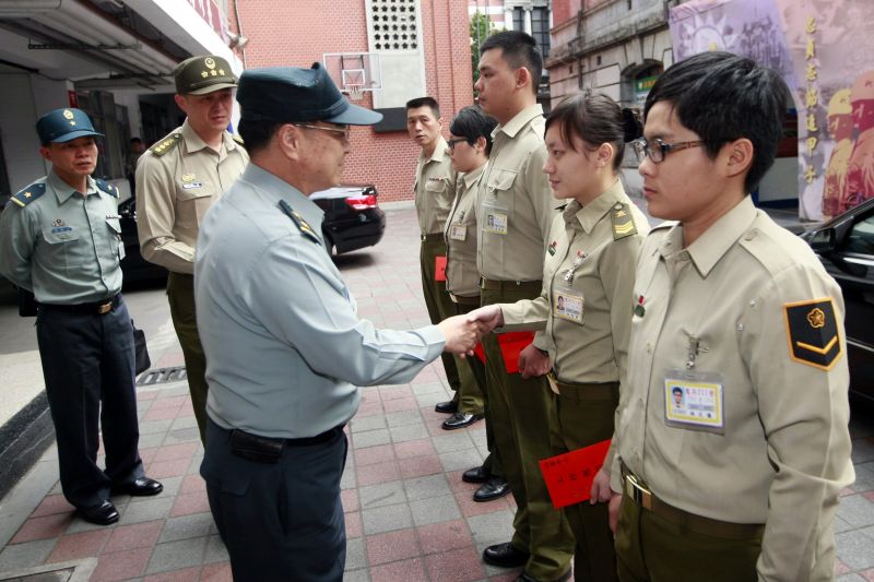 臺“國防部”副參謀總長前往“憲兵”211營，慰勉支援警局驅離馬辦前廣場非法聚眾勤務而挂彩士兵