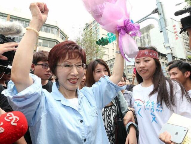 廣告上的三句話：“氣勢如洪，一枝獨秀，中流砥柱”，每一句的最後一個字合起來，就是洪秀柱