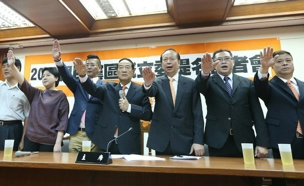 親民黨主席宋楚瑜（左四）與秘書長秦金生（右三）宣佈2016年親民黨區域“立委”提名情況