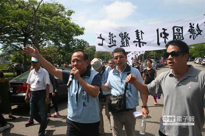 曾順良從議會帶領民眾一路喊口號到市府。（中時電子報 程炳璋攝）