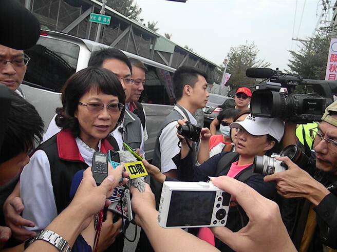 王如玄南下臺中替顏秋月輔選，一下車就被媒體包圍，（圖/《中時電子報》 王文吉攝）