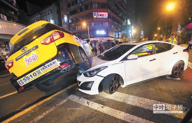 日前一輛白色自小客車，疑因酒駕想躲取締，違規紅燈左轉時，將計程車整輛鏟起