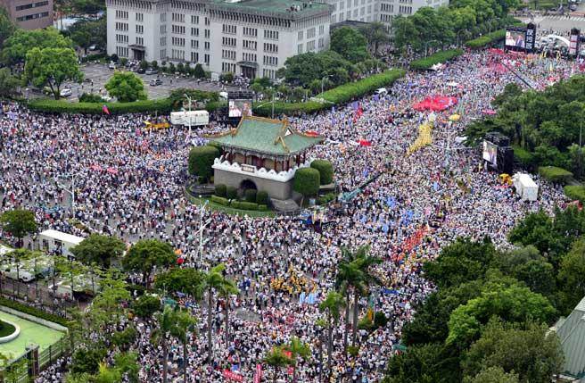 退休軍公教3日走上街頭，以“要尊嚴、反污名”為要求，向新當局表達不滿怒吼，圖為抗議軍公教團體聚集在凱道周邊