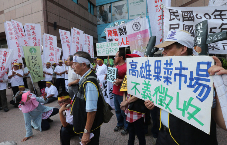 高雄十余個民眾團體代表到民進黨中央黨部抗議“反對陳菊市長霸道執政”