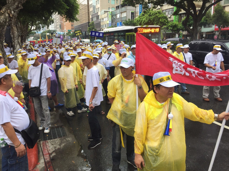 “百萬觀光産業自救會”12日冒雨走上凱道，希望臺當局解決觀光産業的困境