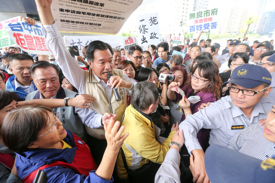 數百名臺中市民因地價稅飆漲，在多名議員帶領下，到臺中市政府抗議