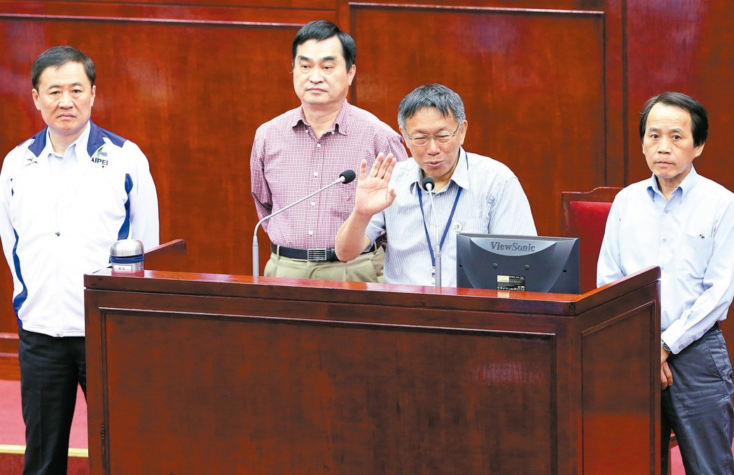 臺北議員請三位副市長列席議會，並質問北市長柯文哲（右二），有關臺北農産運銷公司總經理韓國瑜自爆入府任第一副市長一事，柯文哲搖搖手錶示：“不會換副市長、這傳聞非事實”。