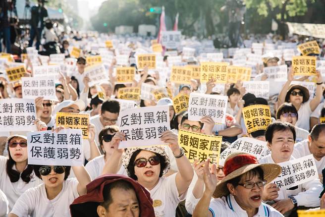 臺灣萬餘名反同性婚姻群眾包圍“立法院”抗議（圖）