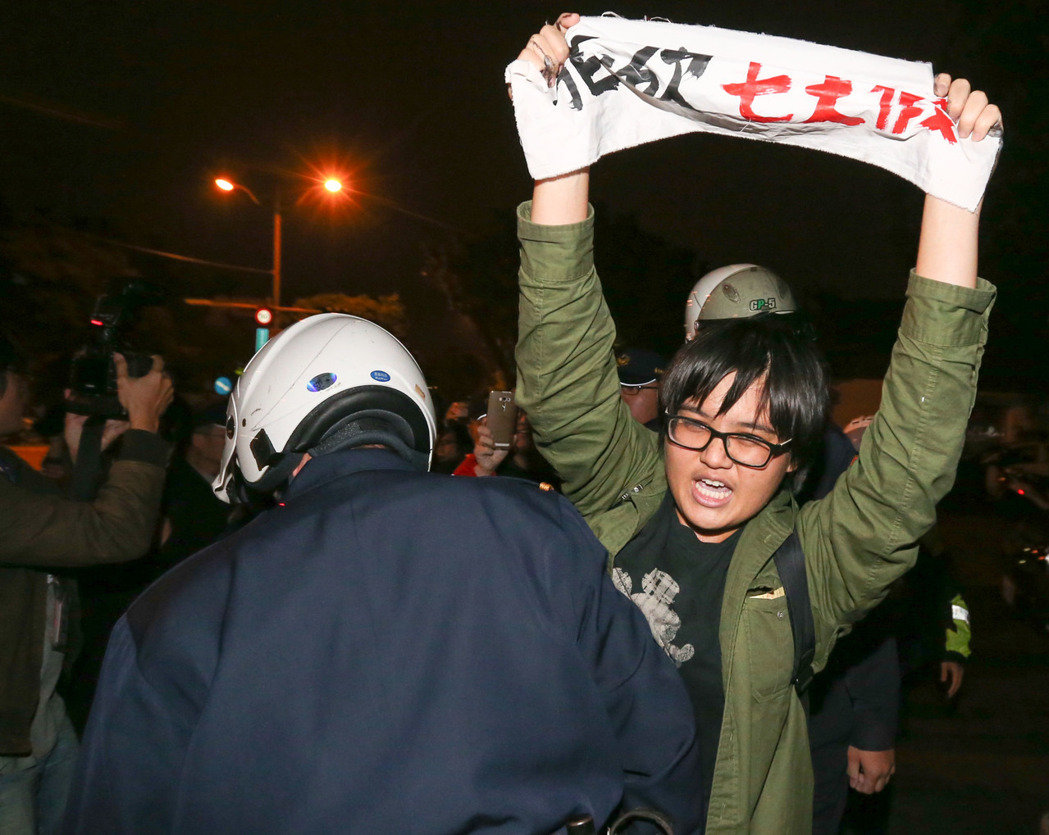 警方以優勢警力驅逐抗議民眾