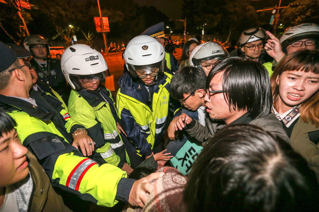 警方以優勢警力驅逐抗議民眾