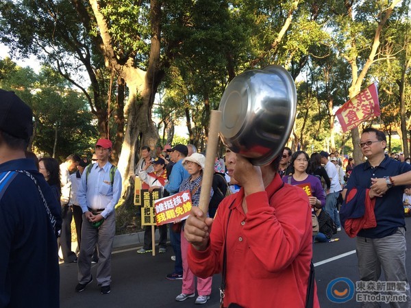 國民黨發動反核食遊行 民眾敲鍋碗瓢盆喊"還我食安"