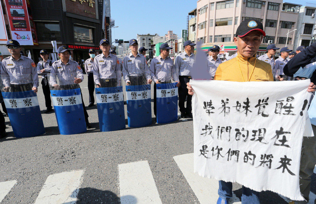 臺年金改革執勤警察向抗議者歡呼 因為他們也要退休