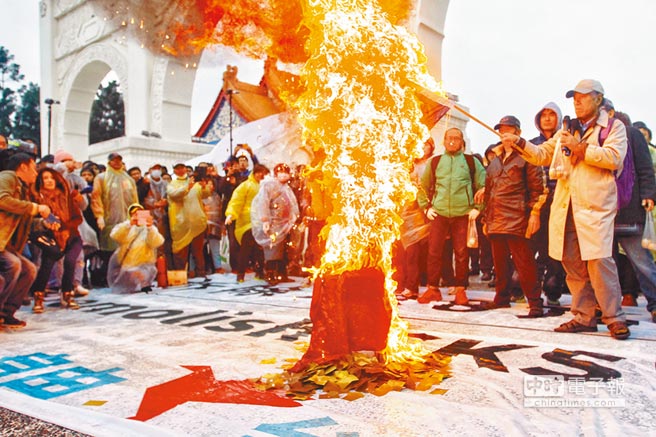 臺灣“228事件”70週年 “統派”與“獨派”大打出手