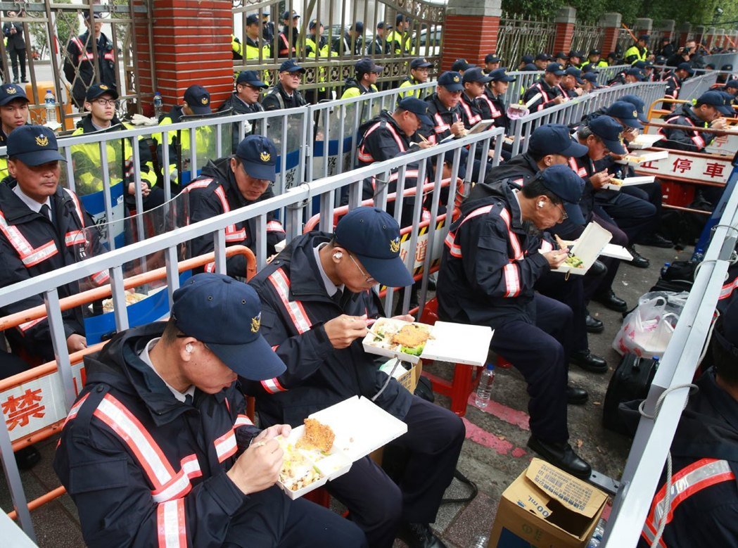 退休警察抗議“遍地開花” 臺灣又“戒嚴”了！