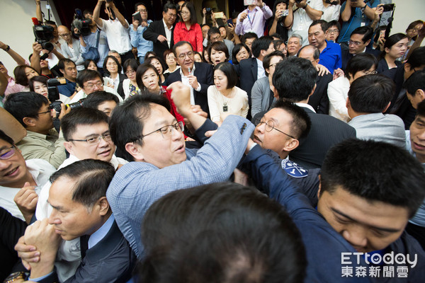 國民黨死守民進黨硬闖 藍綠勢均力敵再“戰”前瞻