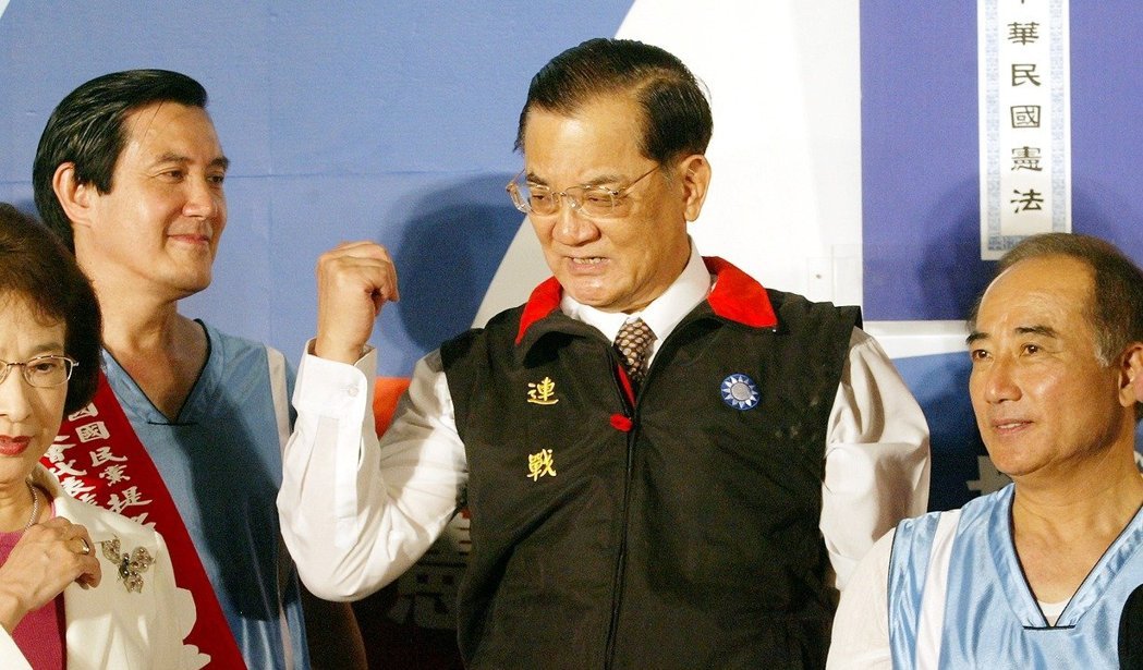 　　2005年國民黨主席選舉，由當時的臺北市長馬英九（左）對上立法院長王金平（右）。