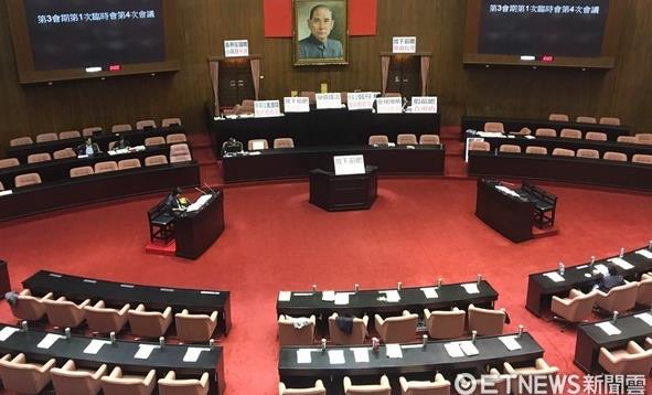 一躺到底抗“前瞻”國民黨民代搬睡袋躺椅夜宿“立法院”