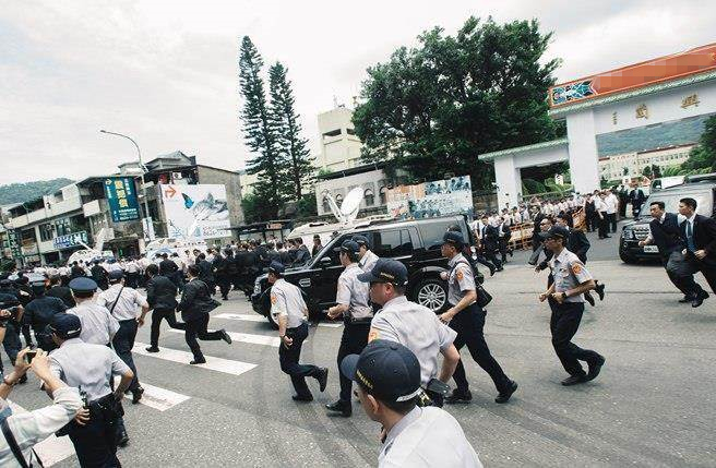 蔡英文出門靠移動人墻保護 臺警察要訓練和奧迪A8賽跑