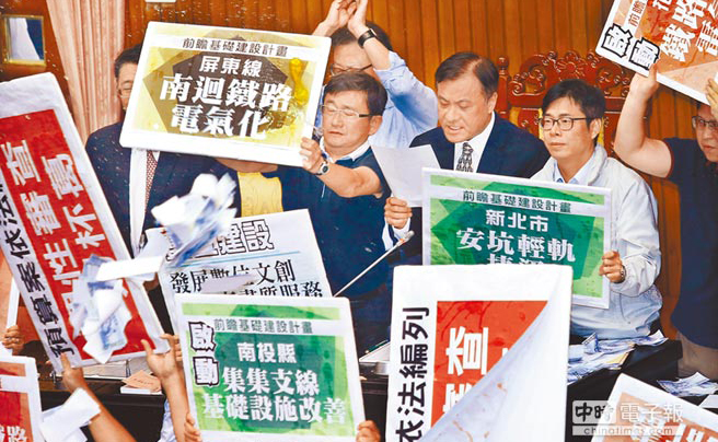 “立法院長”蘇嘉全表示朝野協商沒有共識，在民進黨“立委”的護駕下宣佈表決通過，預算案付委審查