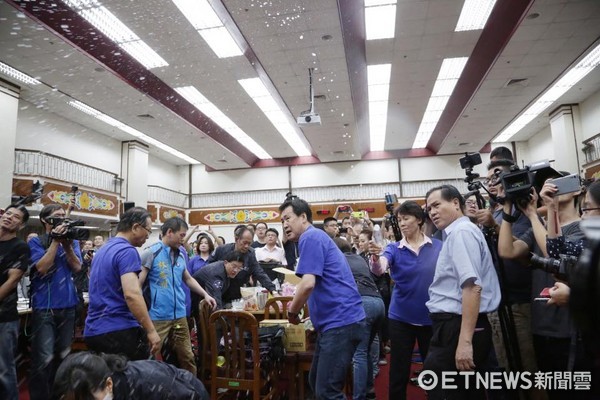 實習生擲水球遭法辦 國民黨呼籲比照“太陽花”處理