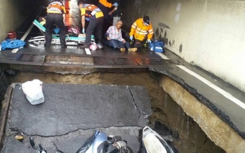 臺南連日大雨地下機車道塌陷　3騎士慘摔