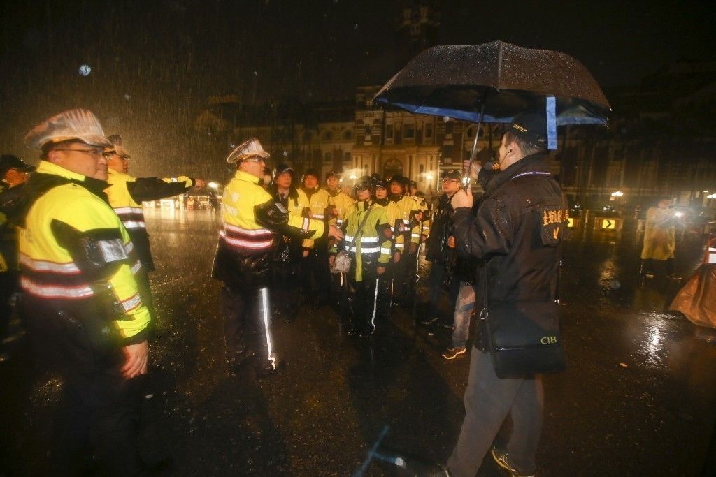 臺灣基層警察抗風淋雨防堵抗議群眾 功勞全記長官身上