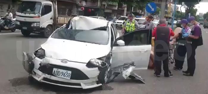 開車撞死騎士邊逃邊脫衣 裸男還作勢打路人、攔機車