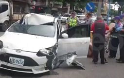 男子開車撞死人後在馬路裸奔 逃跑時邊脫衣邊打路人.jpg