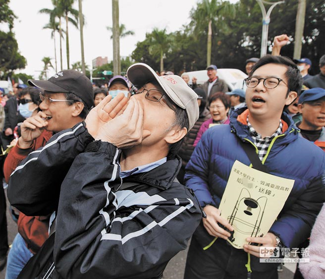 臺大新校長遭綠營阻撓難就任 臺大師生上街給蔡"拜年"