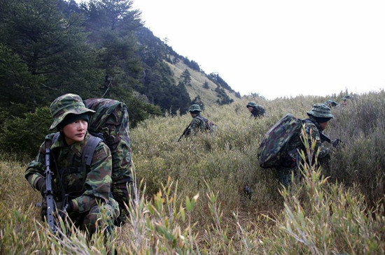 臺軍首位通過突擊兵資格訓練女兵寒訓（圖）