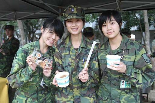 臺灣官員檢查女兵寢室 為敲門即闖入遭網友痛批