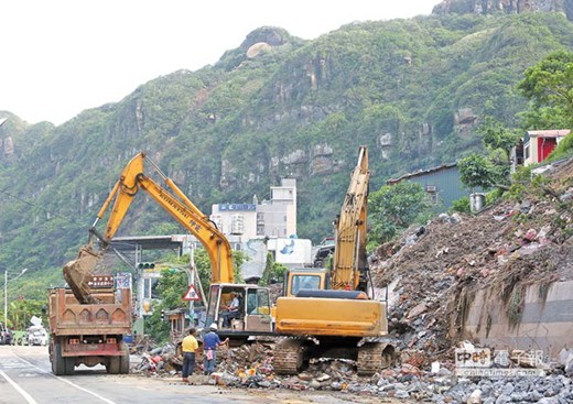 基隆2000噸巨石隨時塌落當地居民不願意搬家