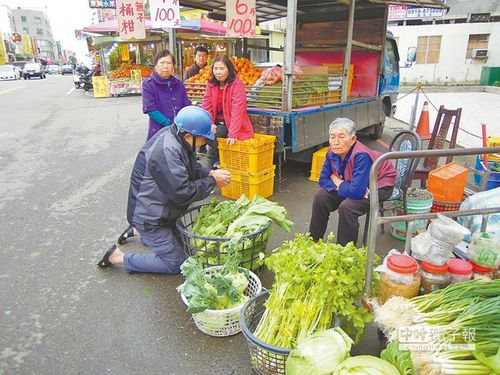 8旬老母被毒蟲洗腦執迷不悟兒子下跪哽咽規勸