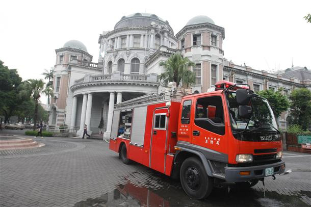 臺灣“監察院”今天上午側翼衛塔突然冒出黑煙