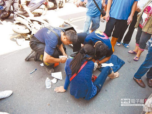 18歲新手駕車撞進菜市場孕婦孩童8人輕重傷（圖）