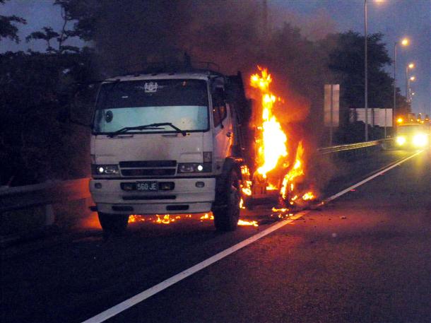 貨車上載著800多桶色拉油爆胎起火