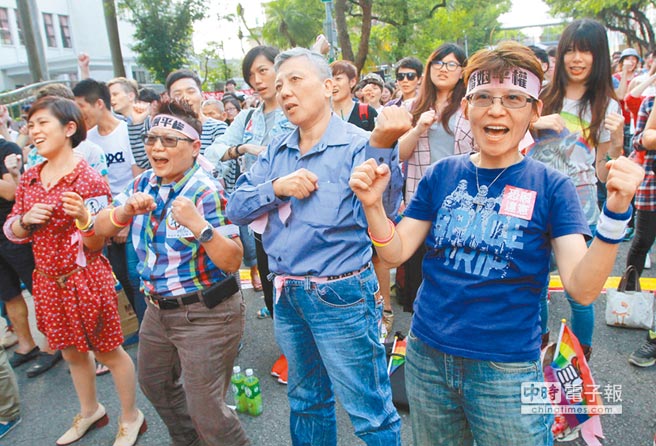 6000台灣民眾走上街頭“彩虹圍城” 力爭婚姻平權