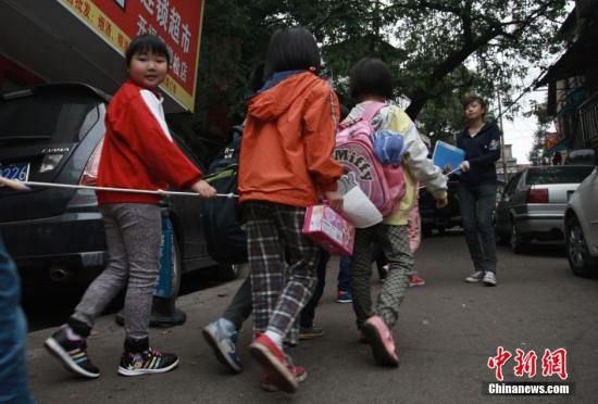 臺灣早餐店老闆送學童過馬路 8年護3萬人(圖)